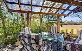 College Station Getaway With Hot Tub And Courtyard!