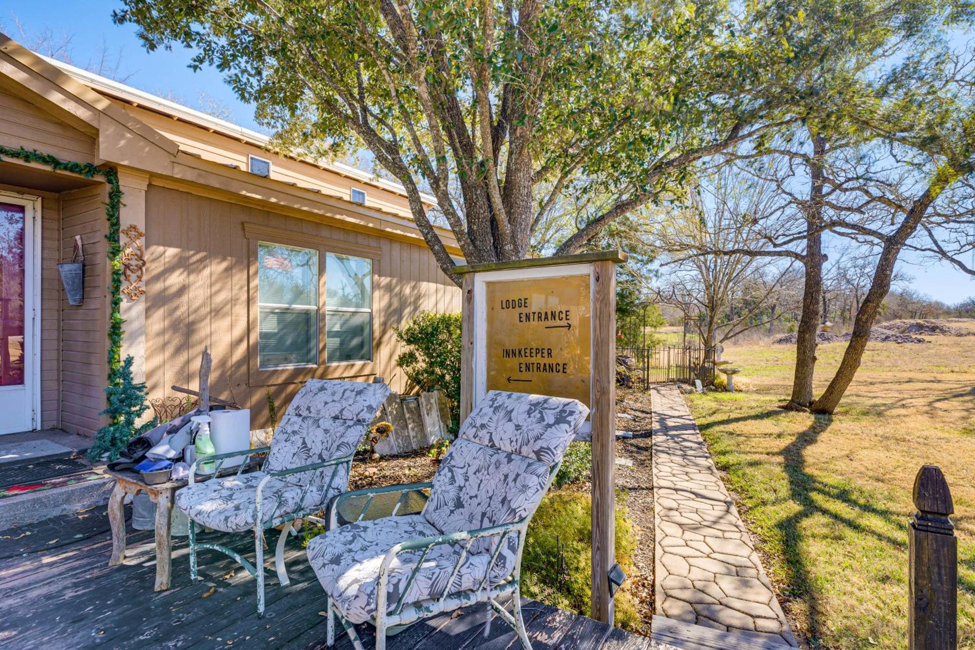 College Station Getaway With Hot Tub And Courtyard! Villa Exterior photo