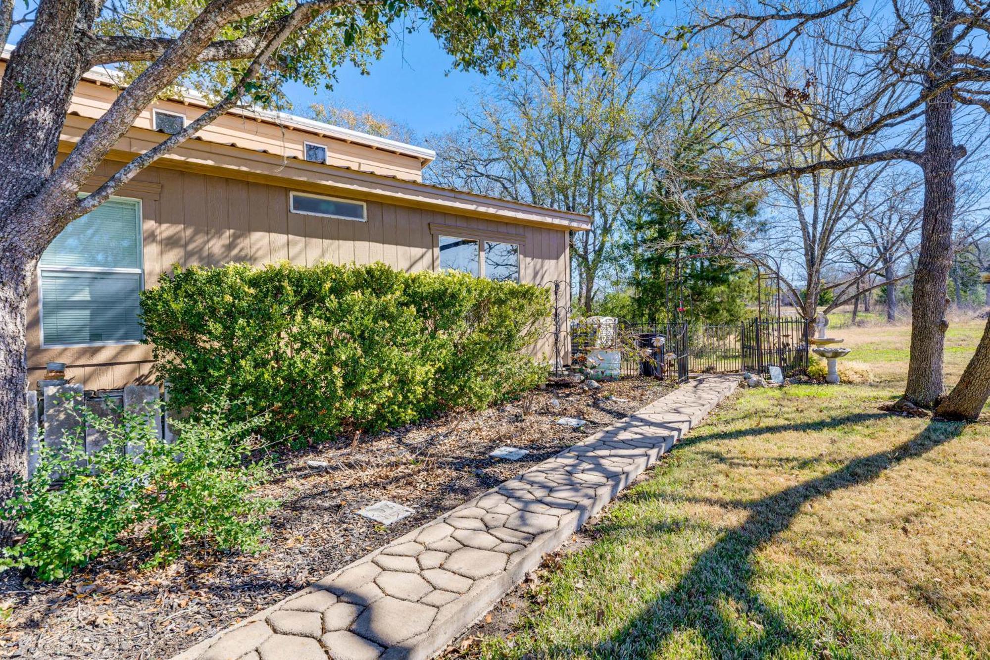 College Station Getaway With Hot Tub And Courtyard! Villa Exterior photo