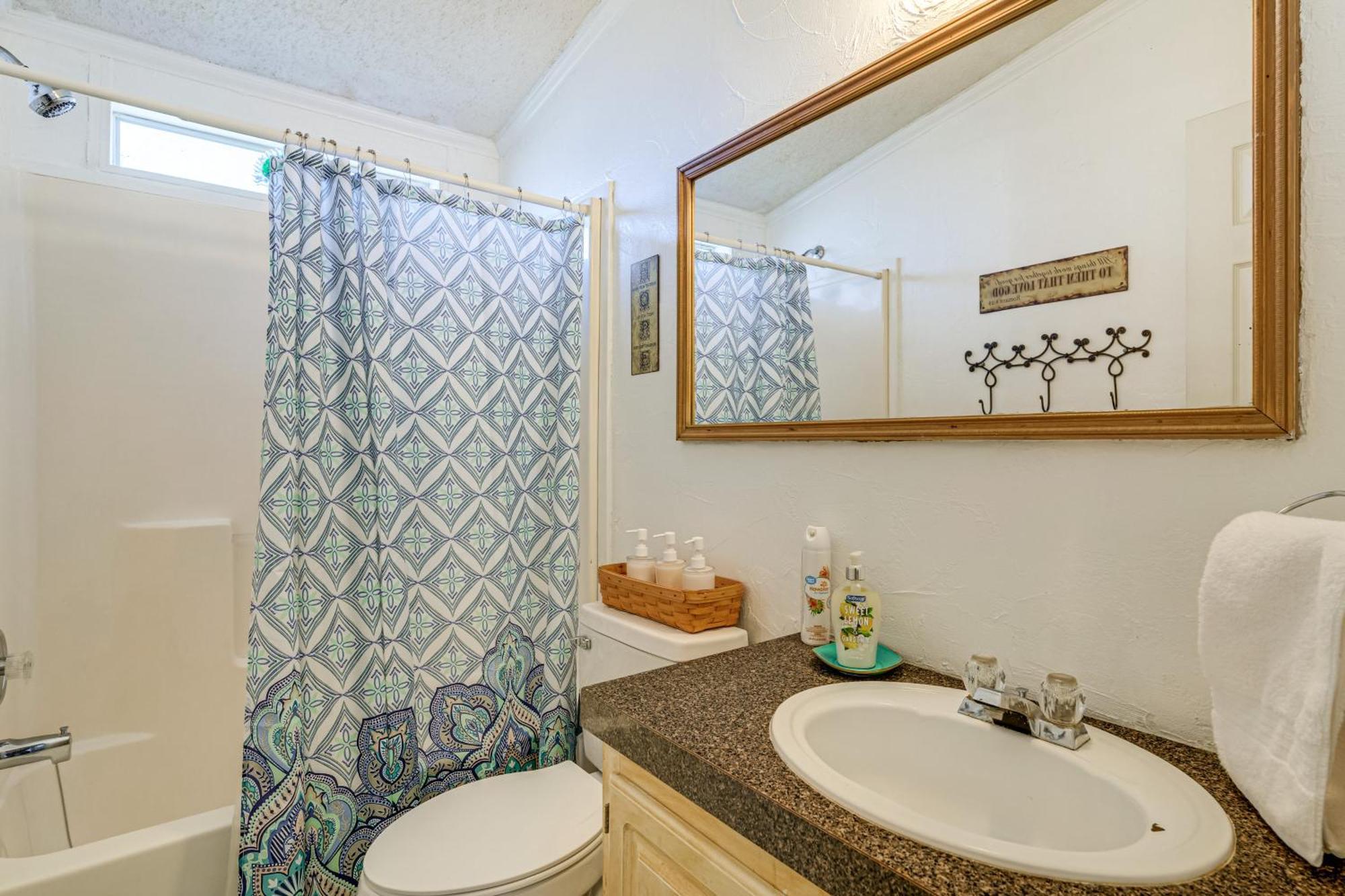College Station Getaway With Hot Tub And Courtyard! Villa Exterior photo