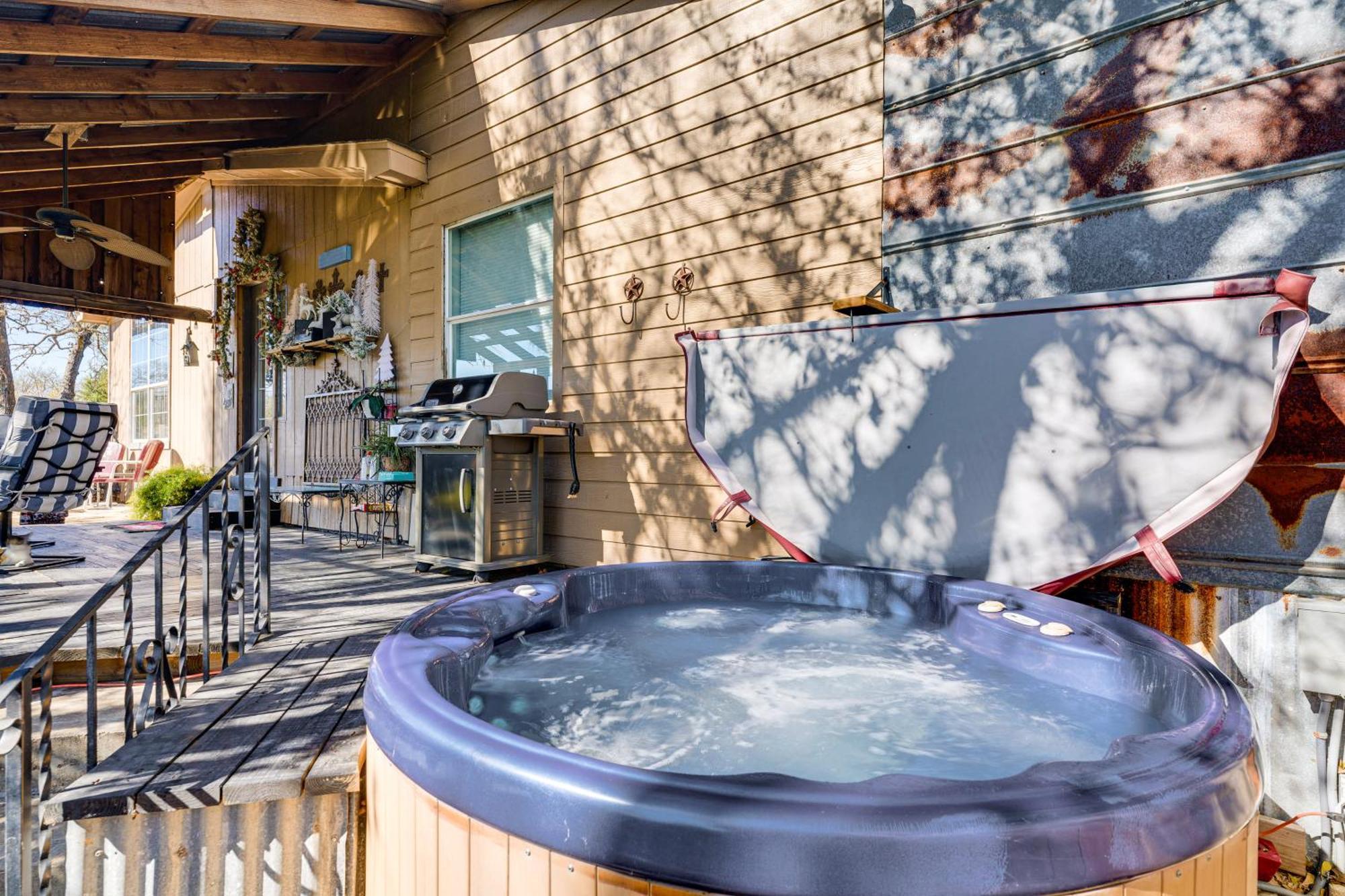 College Station Getaway With Hot Tub And Courtyard! Villa Exterior photo