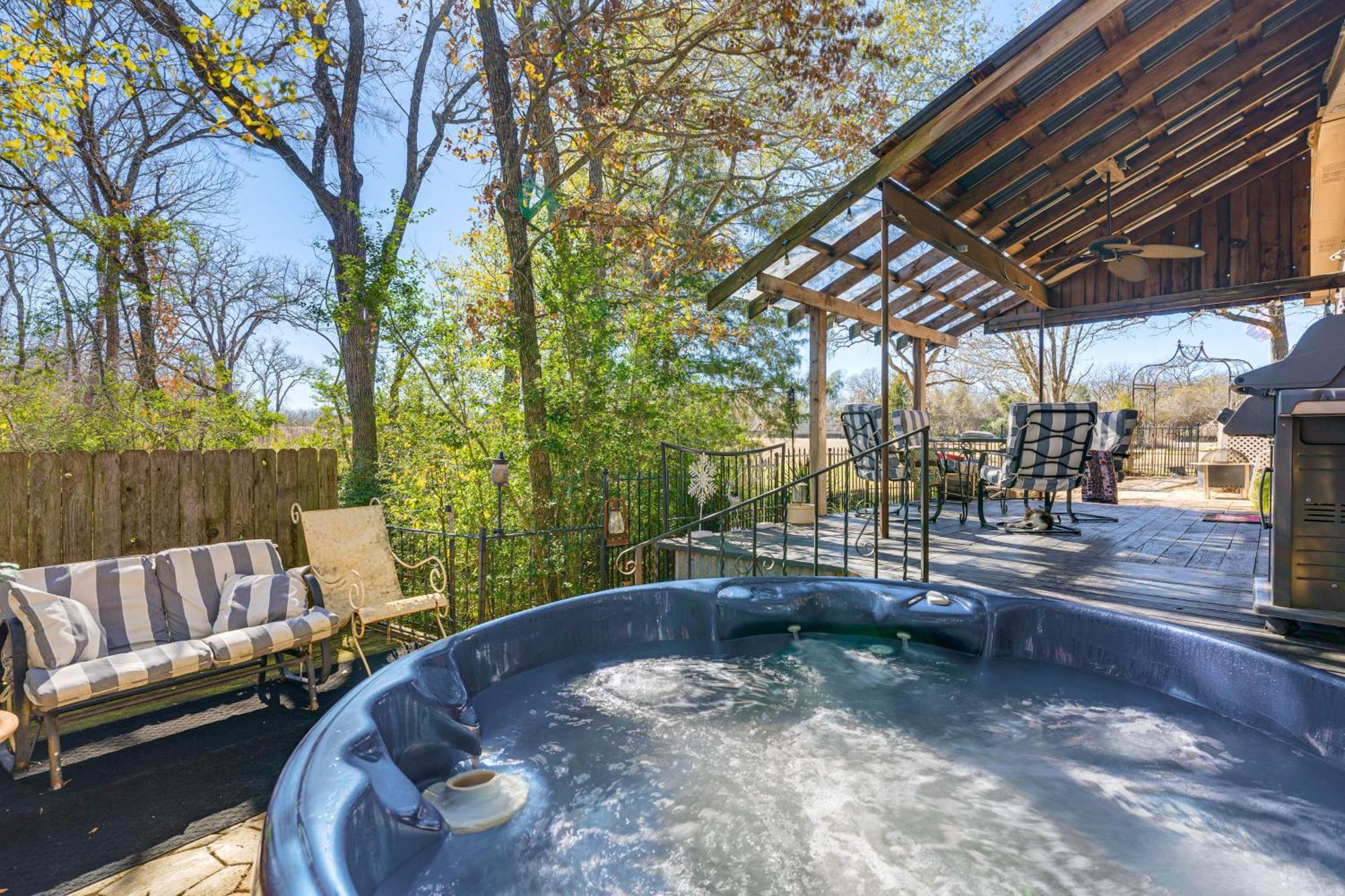 College Station Getaway With Hot Tub And Courtyard! Villa Exterior photo